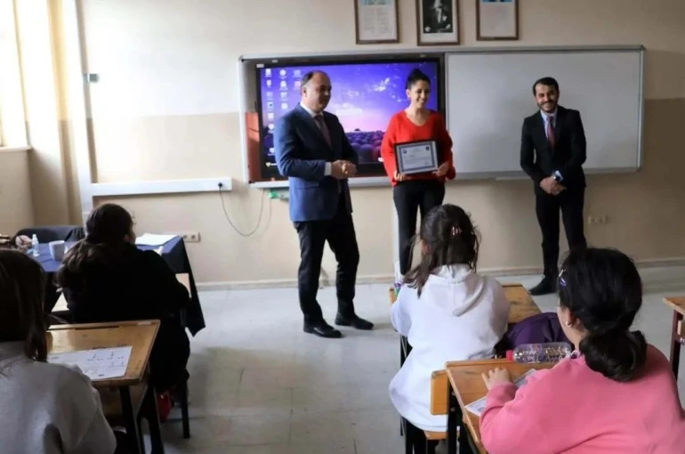 Sinop’ta öğrenciler için gönüllü çalışan öğretmen ödüllendirildi