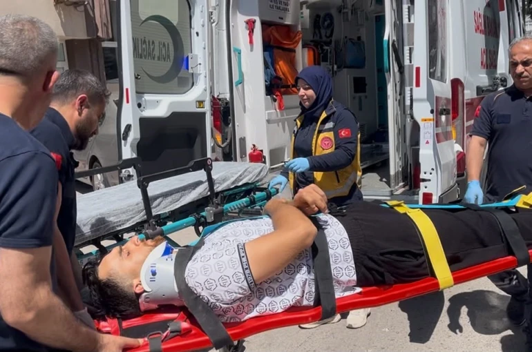 Sinop’ta otomobil kapısına çarpan motosikletli yaralandı