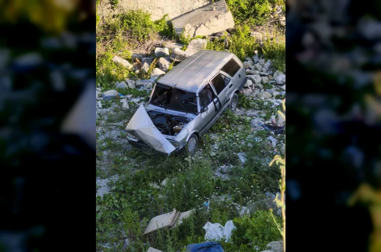 Sinop’ta otomobil şarampole uçtu: 2 yaralı 