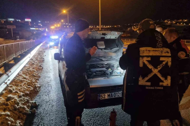 Sinop’ta seyir halindeki hafif ticari araç alev aldı