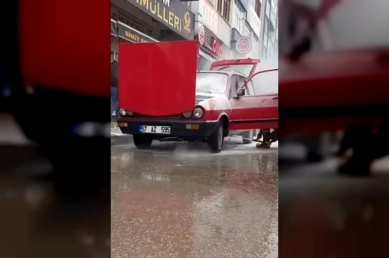 Sinop’ta yanan otomobile esnafın müdahalesi faciayı önledi 