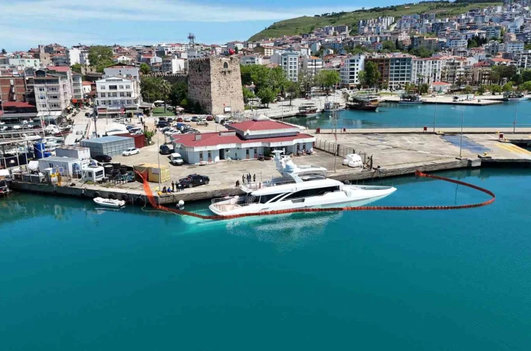 Sinop’ta yarıya kadar suya gömülen milyarlık lüks yat havadan görüntülendi
