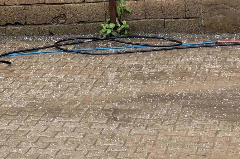 Şırnak dolu yağışıyla beyaza bürüdü 