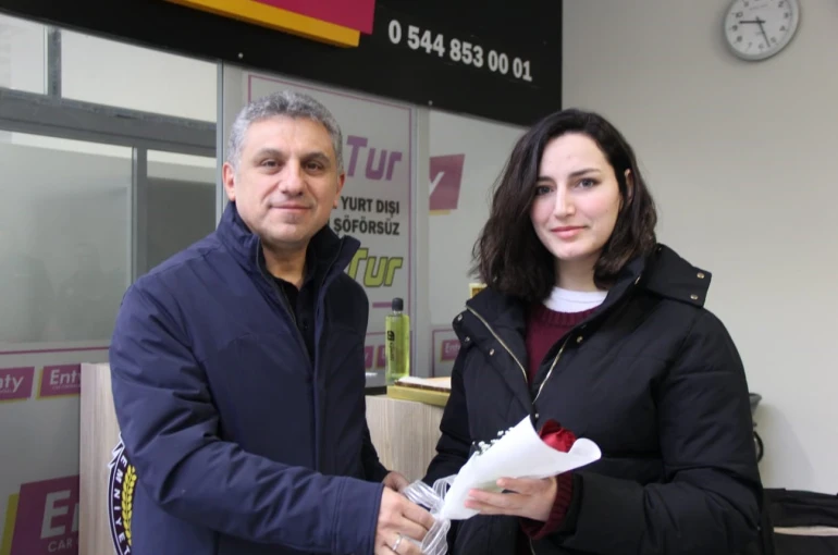 Şırnak’a atanan öğretmenlere havalimanında çiçekli karşılama