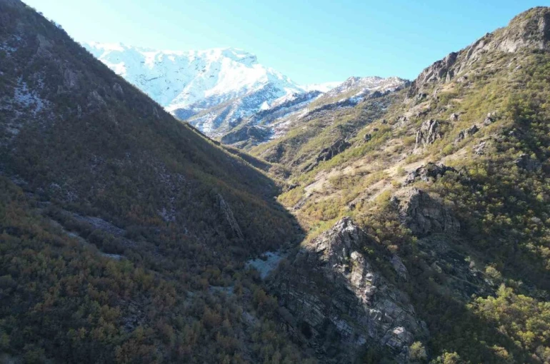 Şırnak’ta 3 bin rakımlı karlı dağlar mest etti