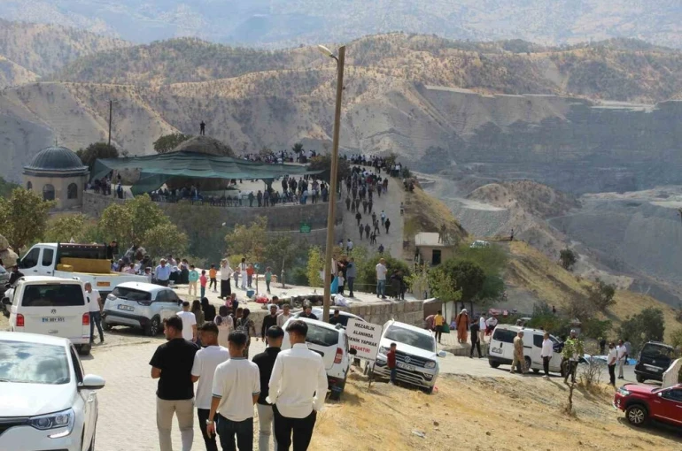 Şırnak’ta 325 yıllık mezarlık ziyareti geleneği 13 bin kişinin katılımıyla gerçekleştirildi