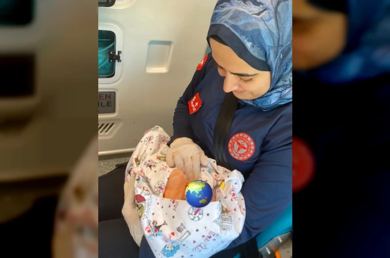Şırnak’ta anne hastaneye yetişemedi, sağlık ekibi bebeği ambulansta doğurttu