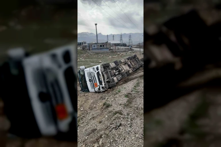Şırnak’ta atık su tankeri devrildi, sürücü yaralandı 