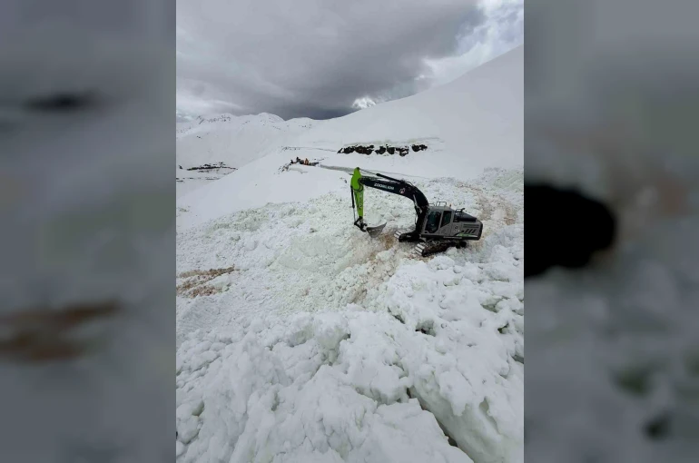 Şırnak’ta çığ düşen yolu açmak için ekipler seferber oluyor