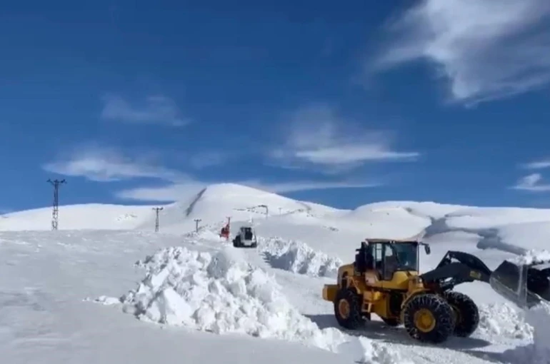 Şırnak’ta ekiplerin kar mesaisi sürüyor