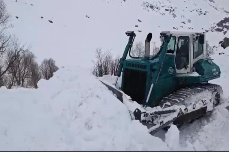 Şırnak’ta kar kalınlığı 2 metreyi aştı, ekipler vardiyalı sistemle çalışıyor