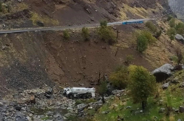 Şırnak’ta su tankeri uçurumdan yuvarlandı: 1 yaralı