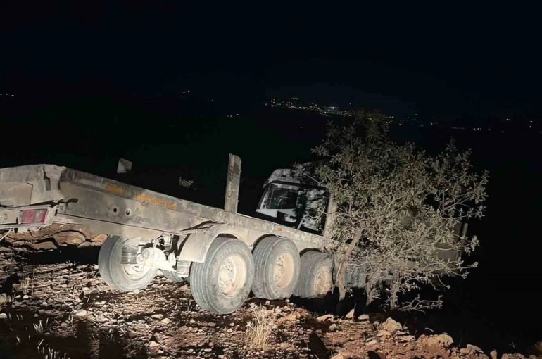 Şırnak’ta tır şarampole yuvarlandı: 1 ölü