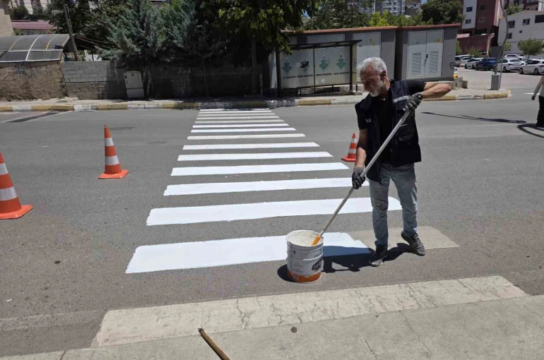 Şırnak’ta yaya geçitleri ve yol çizgileri yenileniyor