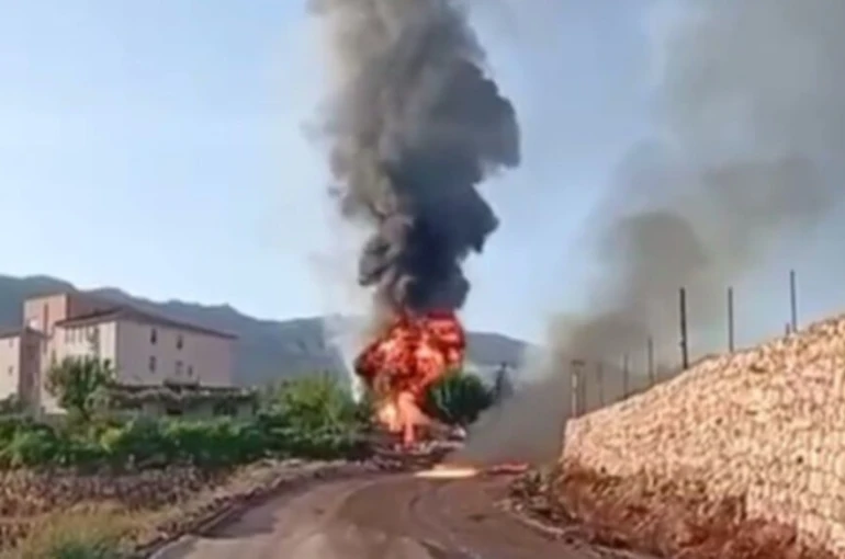 Şırnak’ta yol çalışmasında hasar gören petrol borusu alev aldı
