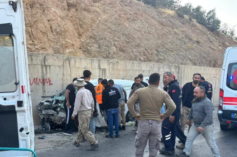 Şırnak’ta yolcu minibüsü ile hafif ticari araç çarpıştı: 2’si ağır 14 yaralı
