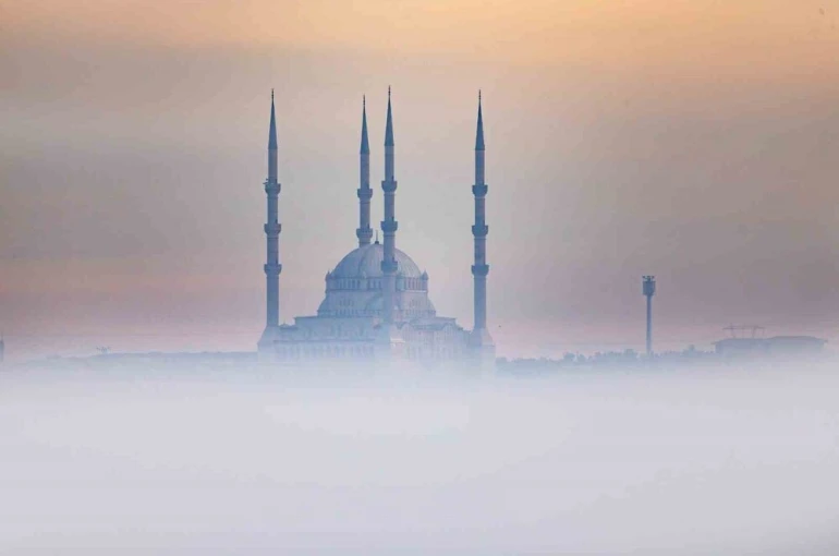 Sis denizinde kaybolan Diyarbakır’da, minareler görsel şölen sundu