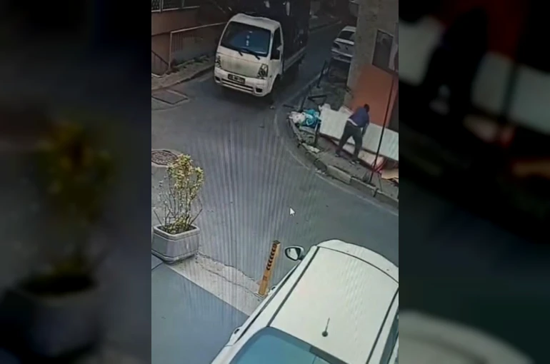 Şişli’de kamyonetten indirdiği atık eşyaları sokağa böyle bıraktılar