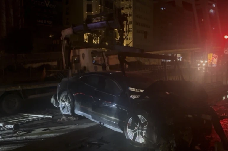 Şişli’de lüks otomobil kaza yaptı: 3 yaralı