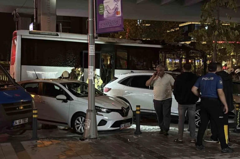 Şişli’de turistleri taşıyan tur otobüsü alev alev yandı