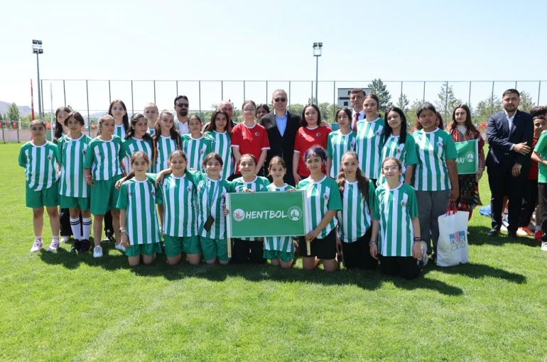 Sivas Belediyesi tarafından düzenlenen Yaz Spor Okulları açıldı