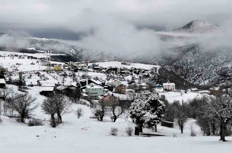 Sivas’ın baharı kışı aratmadı, yüksek kesimlerde kar etkili oldu