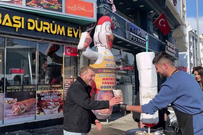 Sivaslı döner ustasından sıra dışı döner