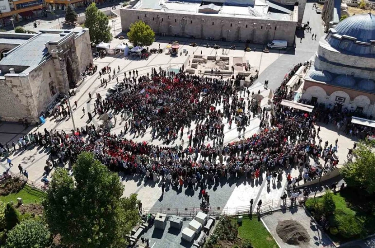Sivaslı öğrenciler Gazze için tek vücut oldu