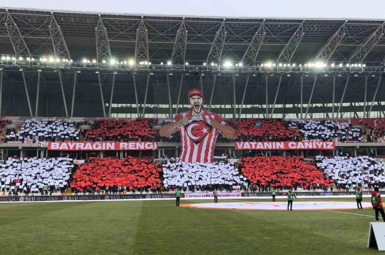 Sivasspor taraftarlarından Türk bayrağı koreografisi