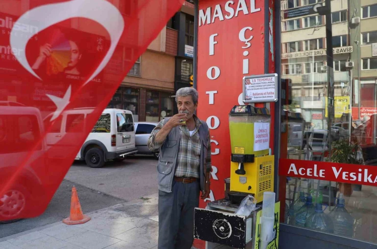 Sivas’ta esnaftan 15 Temmuz şehitleri hayrına limonata ikramı