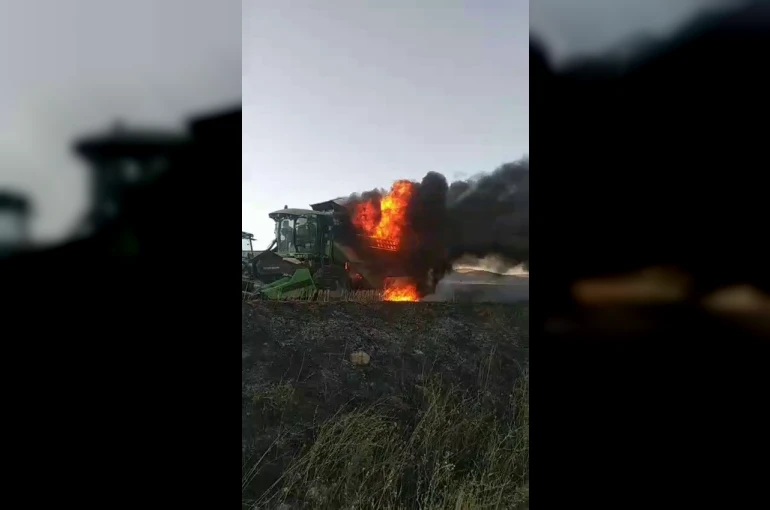 Sivas’ta hasat sırasında biçerdöver alev topuna döndü