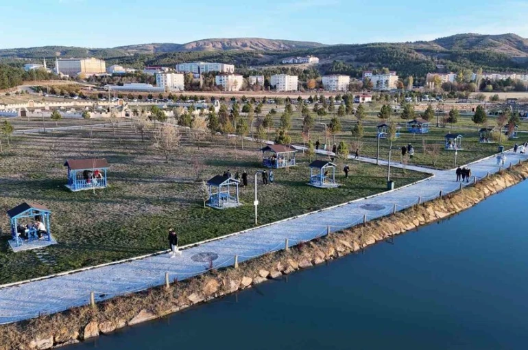 Sivas’ta hava sıcaklıkları mevsim normalleri üzerinde seyretti, vatandaşlar hafta sonunu piknik alanlarında geçirdi