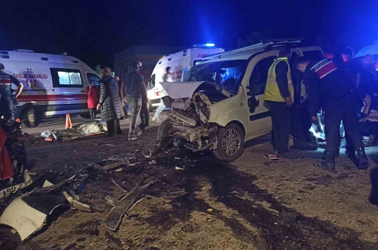 Sivas’ta iki araç kafa kafaya çarpıştı: 1 ölü, 3’ü ağır 7 yaralı (GÜNCELLEME)