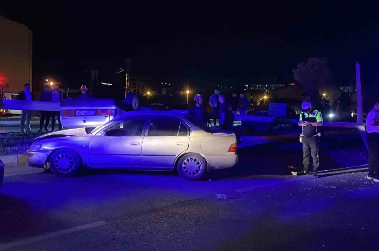 Sivas’ta iki otomobil çarpıştı: 2’si çocuk 5 yaralı