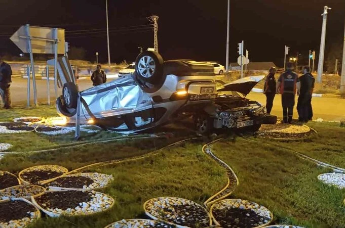 Sivas’ta iki otomobil çarpıştı, sürücüleri yaralandı