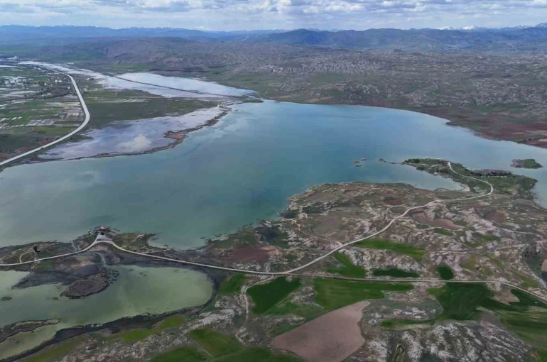 Sivas’ta kar eridi yağmurlar arttı, kentin en büyük gölü taştı