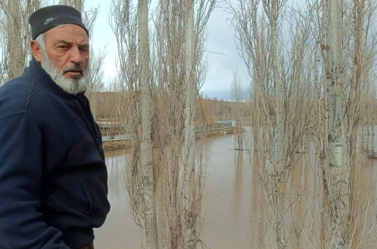 Sivas’ta karların erimesi ile dereler taştı, tarım arazileri göle döndü