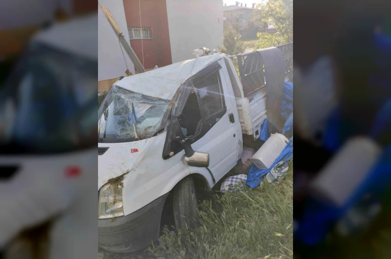 Sivas’ta kontrolden çıkan kamyonet duvara çarptı: 4 yaralı