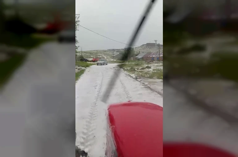 Sivas’ta kuvvetli dolu yağışı beraberinde sele neden oldu