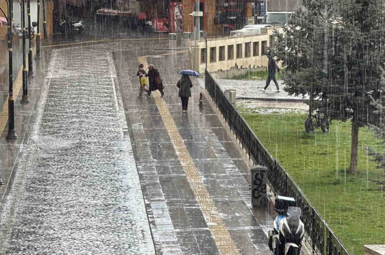 Sivas’ta kuvvetli yağmur etkili oldu, hazırlıksız yakalananlar sığınacak yer aradı