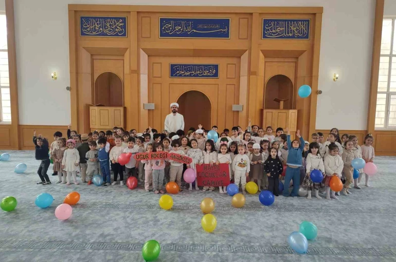 Sivas’ta minik yürekler Ramazan’ın manevi iklimini camide yaşadı