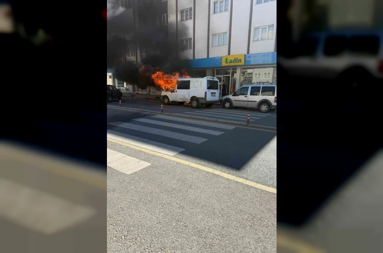 Sivas’ta park halindeki minibüs alev alev yandı