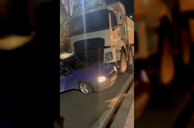 Sivas’ta seyir halindeki kamyon otomobile çarptı