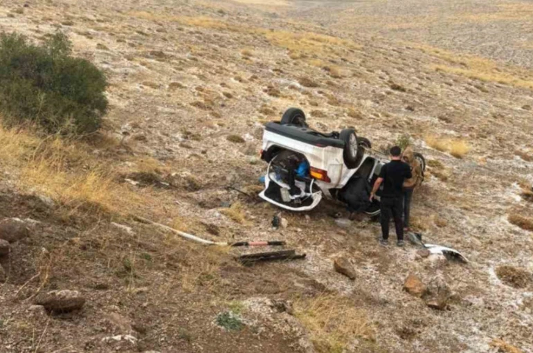 Sivas’ta takla atan otomobilde 2 kişi yaralandı