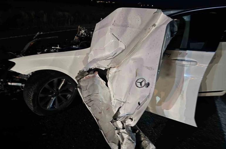 Sivas’ta traktöre çarpan Mercedes hurda yığınına döndü: 4 yaralı 