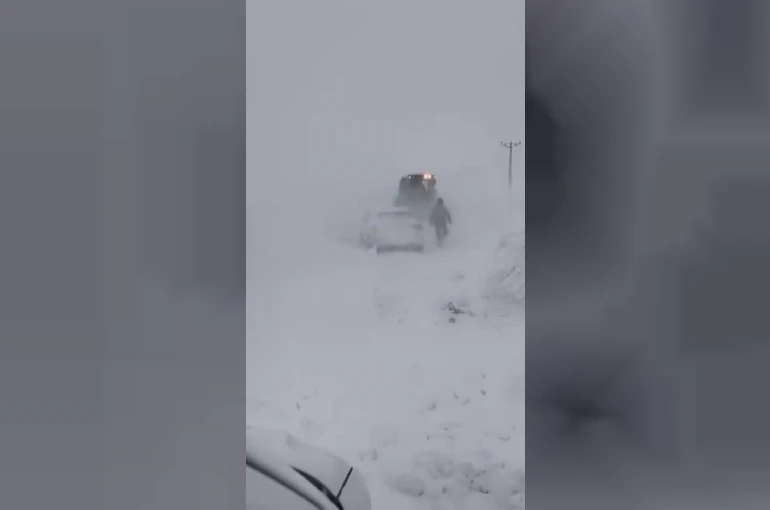 Sivas’ta yoğun kar ve tipi nedeniyle bazı yollar ulaşıma kapatıldı