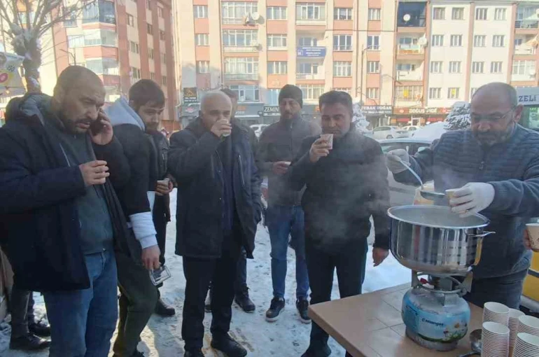 Sivas’ta yürekleri ısıtan dayanışma, karla mücadele çalışanlarına sıcak süt ikramı