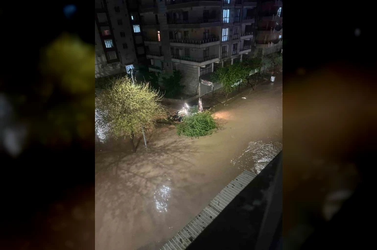 Siverek’te dolu ve sağanak hayatı felç etti 