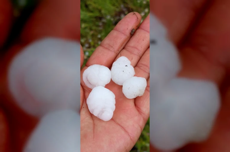 Siverek’te misket büyüklüğünde dolu yağdı