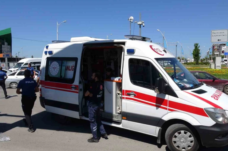 Sivil polis aracı ile motosiklet çarpıştı: 1 yaralı